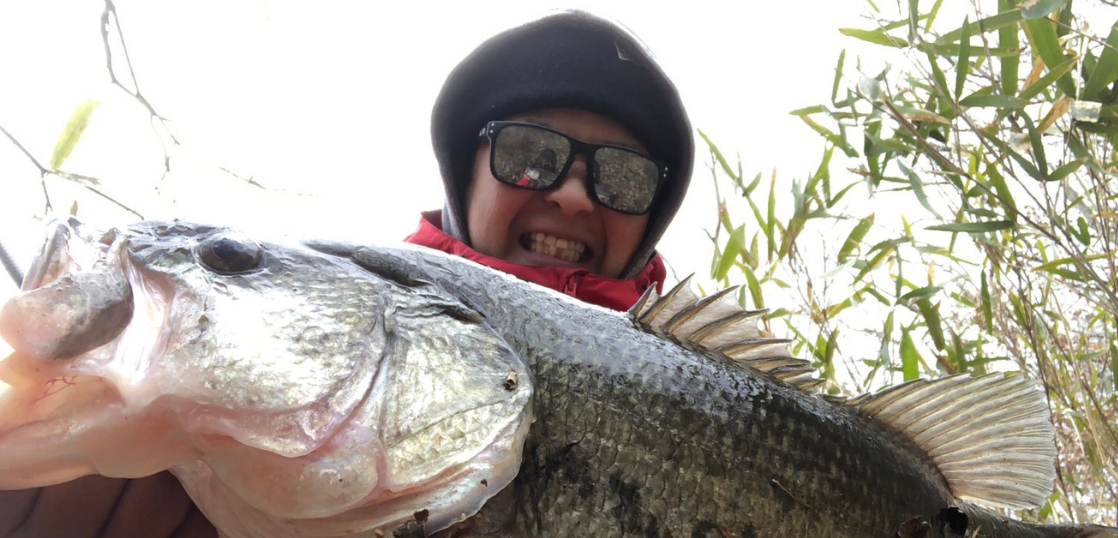 爆風からの吹雪！早春のメスバスを求めて白竜湖へ